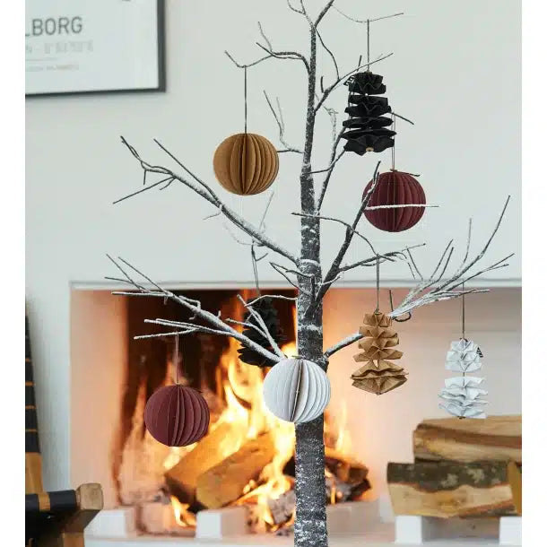 Weihnachtskugel aus recyceltem Papier in Waben-Design