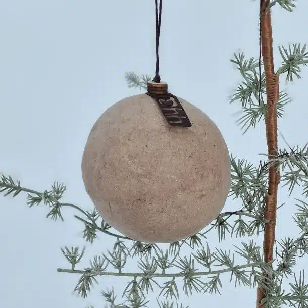 Weihnachtskugel aus recyceltem Altpapier